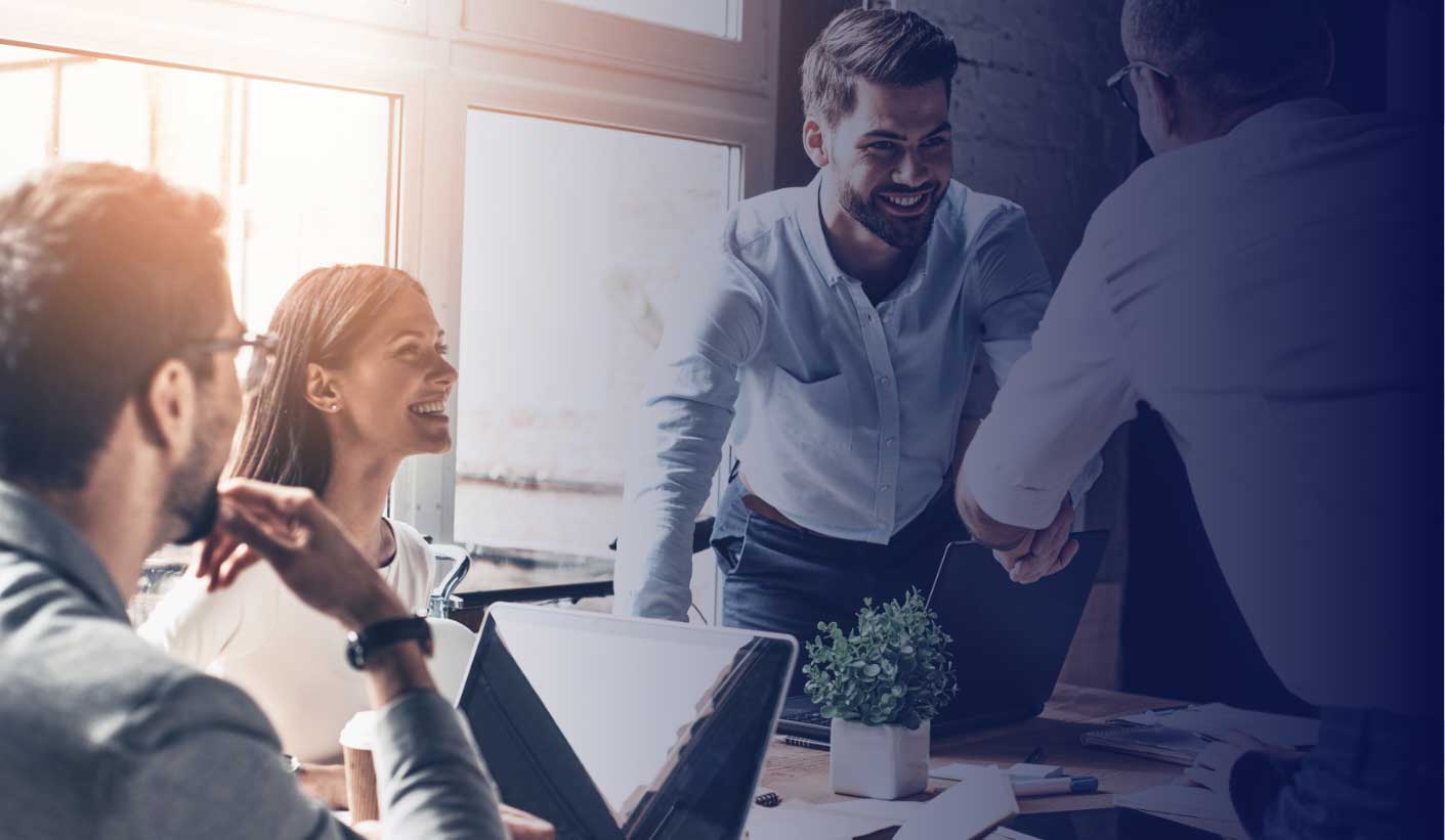 תמונה של עובדים מחייכים