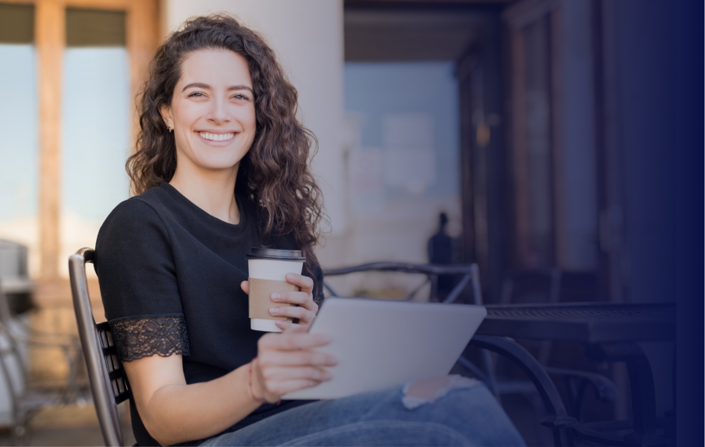 סטודנטית אוחזת בקפה